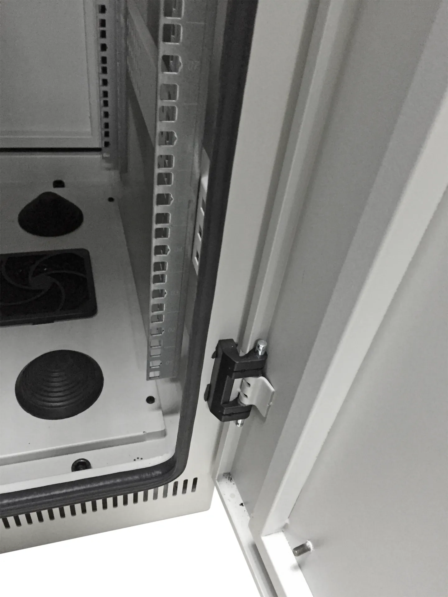 19" Netzwerkschrank 42HE 800x1000, IP55, mit vormontiertem Sockel, RAL7035 – Bild 5