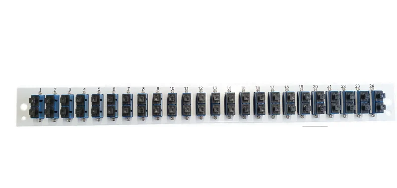 Bestückte Frontblende mit 24 x SC Duplex Kupplung OS2 vertikal, grau