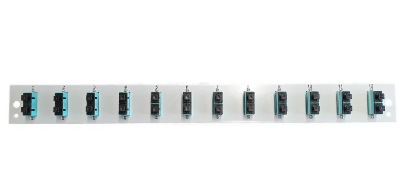 Bestückte Frontblende mit 12 x SC Duplex Kupplung OM3 vertikal, schwarz